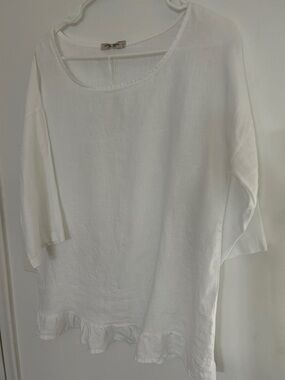 Relaxed White Linen Scoop-Neck Tunic with Ruffle Hem